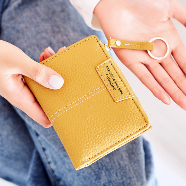 Γυναικείο καθημερινό πορτοφόλι με επιγραφή και λαβή