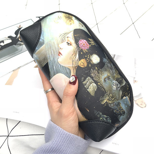 Μοντέρνο γυναικείο πορτοφόλι με απλικέ και λαβή