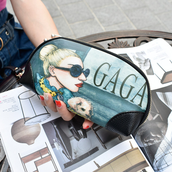 Μοντέρνο γυναικείο πορτοφόλι με απλικέ και λαβή