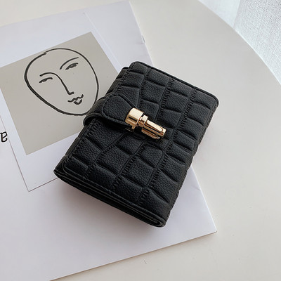 Έκο δερμάτινο πορτοφόλι από μοντέρνο γυναικείο με μεταλλική στερέωση