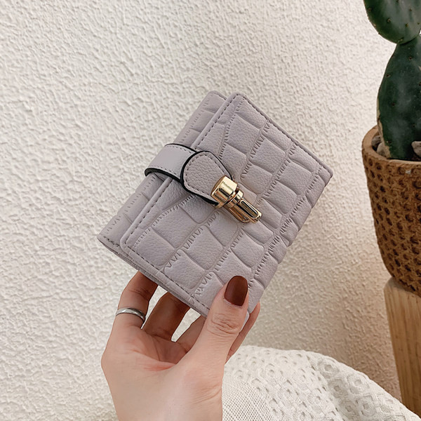 Έκο δερμάτινο πορτοφόλι από μοντέρνο γυναικείο με μεταλλική στερέωση