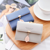 Γυναικείο έκο δερμάτινο πορτοφόλι με μεταλλικό μενταγιόν