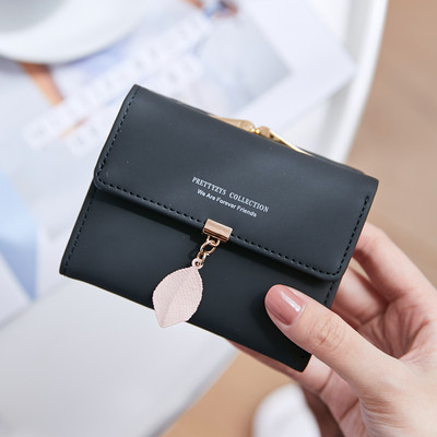 Γυναικείο έκο δερμάτινο πορτοφόλι με μεταλλικό μενταγιόν