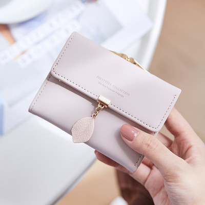 Γυναικείο έκο δερμάτινο πορτοφόλι με μεταλλικό μενταγιόν