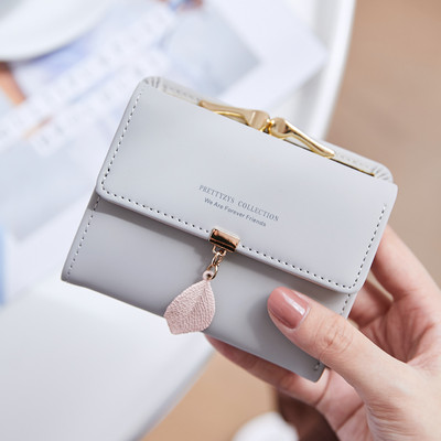 Γυναικείο έκο δερμάτινο πορτοφόλι με μεταλλικό μενταγιόν