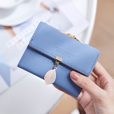 Γυναικείο έκο δερμάτινο πορτοφόλι με μεταλλικό μενταγιόν