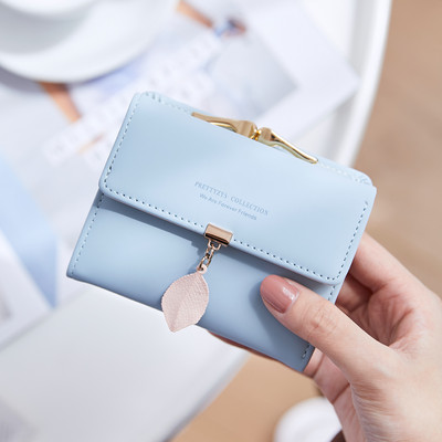 Γυναικείο έκο δερμάτινο πορτοφόλι με μεταλλικό μενταγιόν