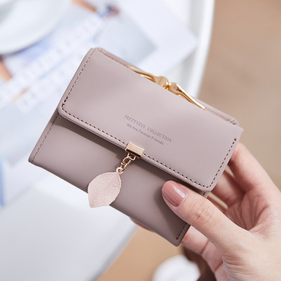 Γυναικείο έκο δερμάτινο πορτοφόλι με μεταλλικό μενταγιόν