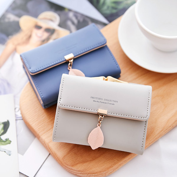 Γυναικείο έκο δερμάτινο πορτοφόλι με μεταλλικό μενταγιόν