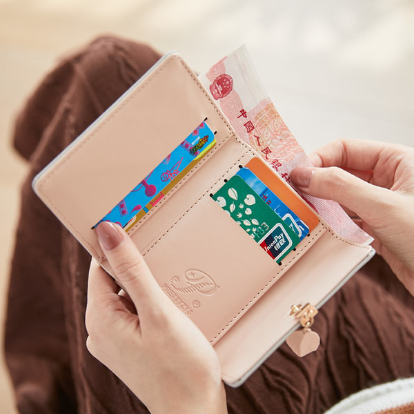 Γυναικείο έκο δερμάτινο πορτοφόλι με μεταλλικό μενταγιόν