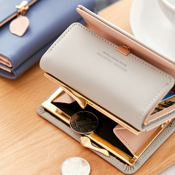 Γυναικείο έκο δερμάτινο πορτοφόλι με μεταλλικό μενταγιόν