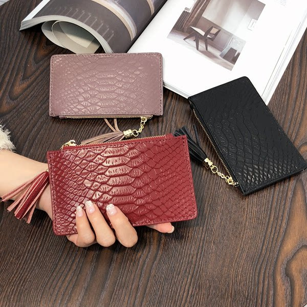 Sieviešu ādas somiņa ar rāvējslēdzēju un pušķi