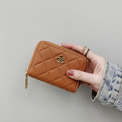 Γυναικείο έκο δερμάτινο πορτοφόλι με μεταλλική διακόσμηση λουλουδιών