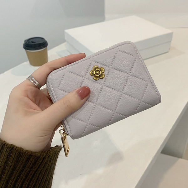 Γυναικείο έκο δερμάτινο πορτοφόλι με μεταλλική διακόσμηση λουλουδιών