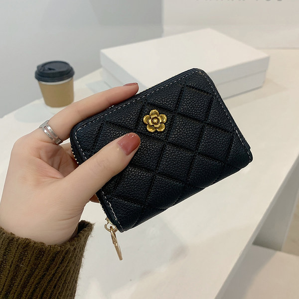 Γυναικείο έκο δερμάτινο πορτοφόλι με μεταλλική διακόσμηση λουλουδιών