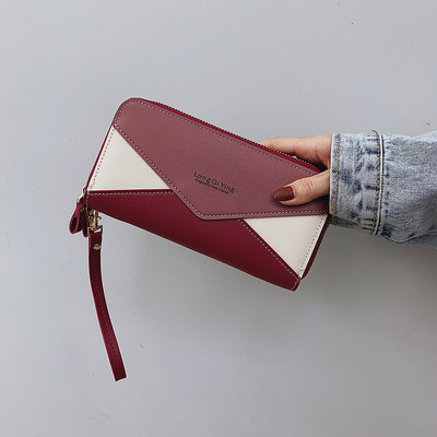 Γυναικείο πορτοφόλι με λαβή και επιγραφή από οικολογικό δέρμα