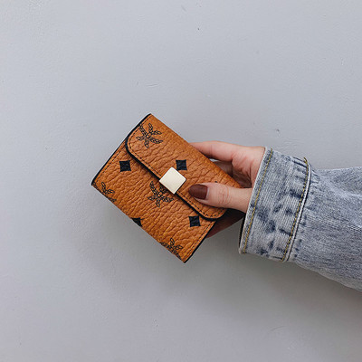 Γυναικείο μίνι πορτοφόλι με μεταλλική στερέωση και εφαρμογές