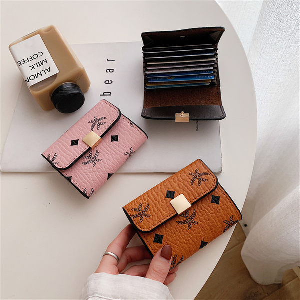 Γυναικείο μίνι πορτοφόλι με μεταλλική στερέωση και εφαρμογές