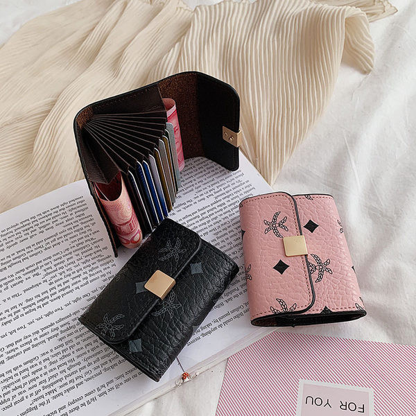 Γυναικείο μίνι πορτοφόλι με μεταλλική στερέωση και εφαρμογές