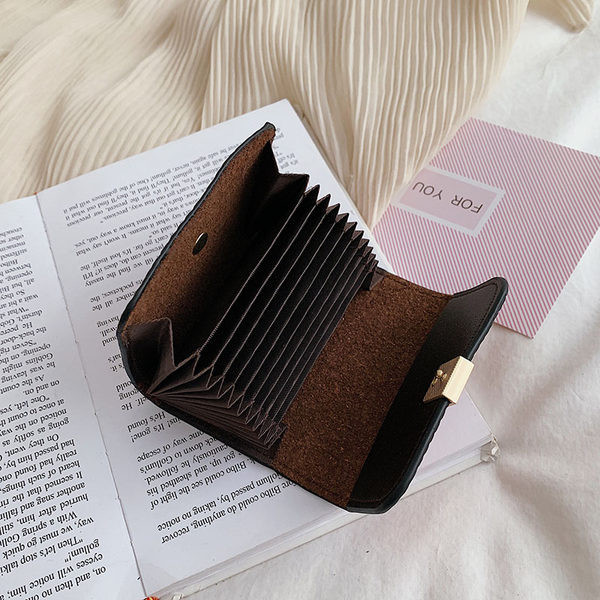 Γυναικείο μίνι πορτοφόλι με μεταλλική στερέωση και εφαρμογές