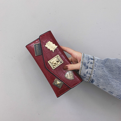 Γυναικείο πορτοφόλι από οικολογικό δερμάτινο και μεταλλικές διακοσμήσεις