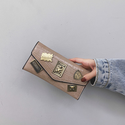 Γυναικείο πορτοφόλι από οικολογικό δερμάτινο και μεταλλικές διακοσμήσεις