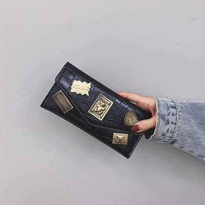 Γυναικείο πορτοφόλι από οικολογικό δερμάτινο και μεταλλικές διακοσμήσεις