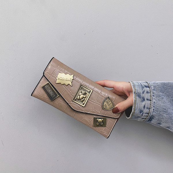 Γυναικείο πορτοφόλι από οικολογικό δερμάτινο και μεταλλικές διακοσμήσεις