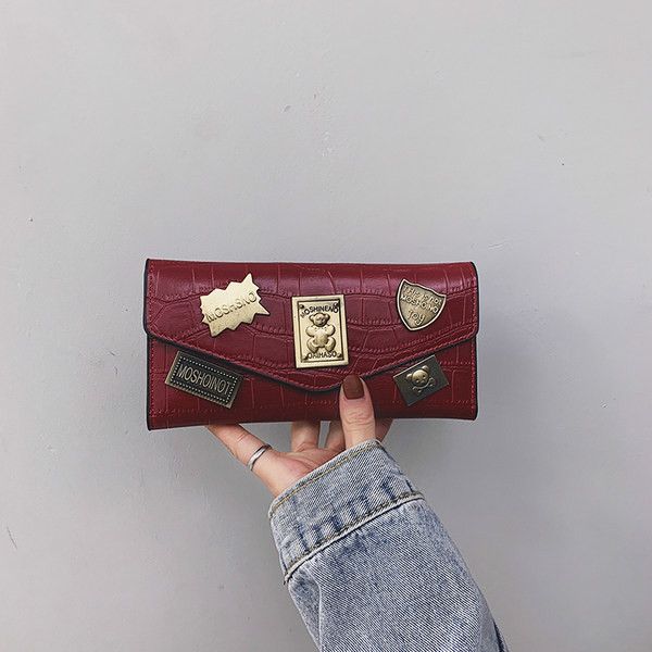 Γυναικείο πορτοφόλι από οικολογικό δερμάτινο και μεταλλικές διακοσμήσεις