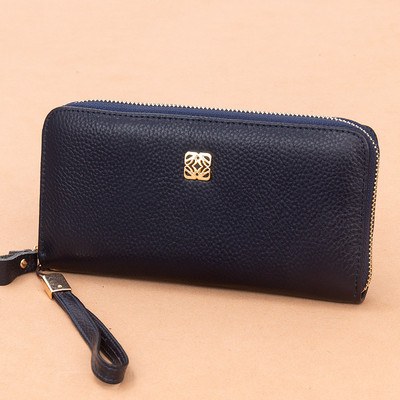 Γυναικείο πορτοφόλι καθημερινό με φερμουάρ και μεταλλικό στοιχείο