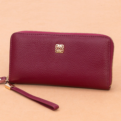 Γυναικείο πορτοφόλι καθημερινό με φερμουάρ και μεταλλικό στοιχείο