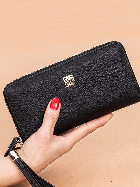 Γυναικείο πορτοφόλι καθημερινό με φερμουάρ και μεταλλικό στοιχείο