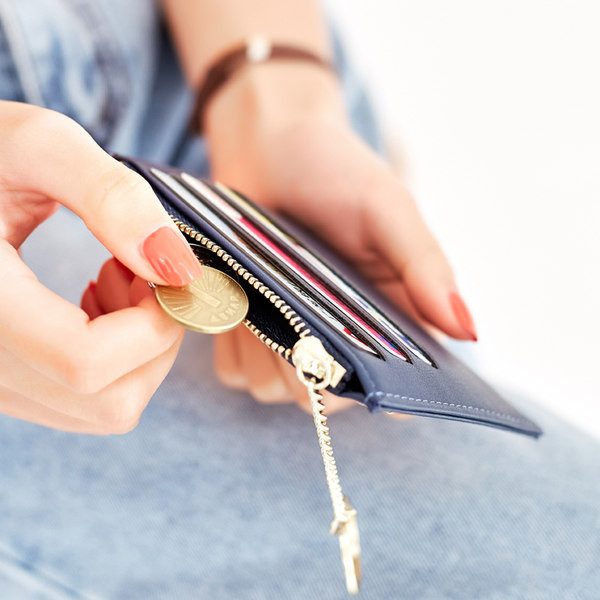 Γυναικείο πορτοφόλι καθημερινό με μεταλλική αλυσίδα σε διάφορα χρώματα