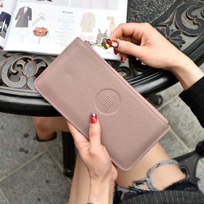 Γυναικείο δερμάτινο πορτοφόλι με φερμουάρ και μενταγιόν