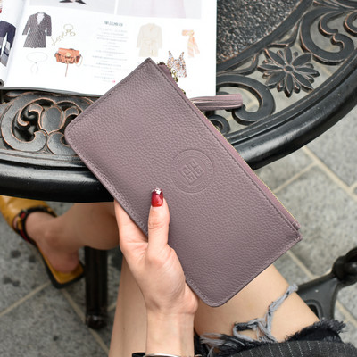 Γυναικείο δερμάτινο πορτοφόλι με φερμουάρ και μενταγιόν