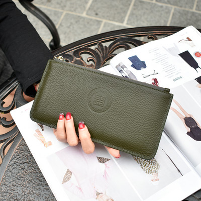 Γυναικείο δερμάτινο πορτοφόλι με φερμουάρ και μενταγιόν