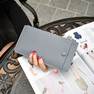 Γυναικείο δερμάτινο πορτοφόλι με φερμουάρ και μενταγιόν