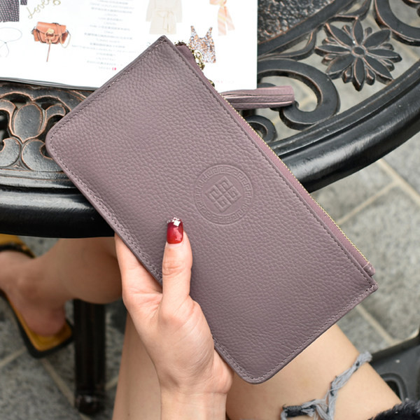 Γυναικείο δερμάτινο πορτοφόλι με φερμουάρ και μενταγιόν