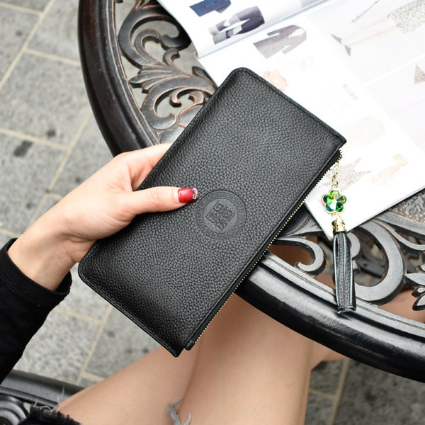 Γυναικείο δερμάτινο πορτοφόλι με φερμουάρ και μενταγιόν