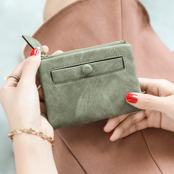 Γυναικείο μικρό πορτοφόλι με τσέπη για κέρμα και μεταλλικό κούμπωμα