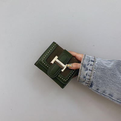 Γυναικείο πορτοφόλι με μεταλλική αγκράφα και τρουξ