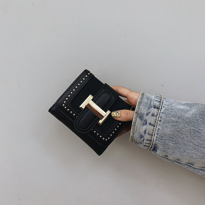 Γυναικείο πορτοφόλι με μεταλλική αγκράφα και τρουξ