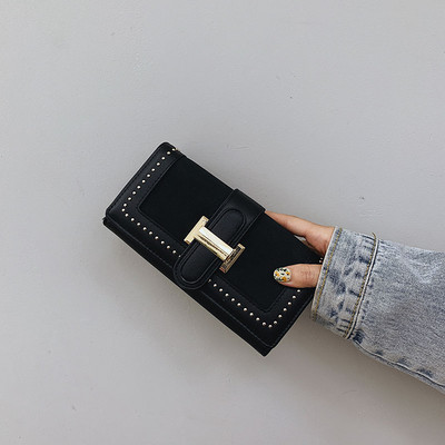 Γυναικείο πορτοφόλι με μεταλλική αγκράφα και τρουξ