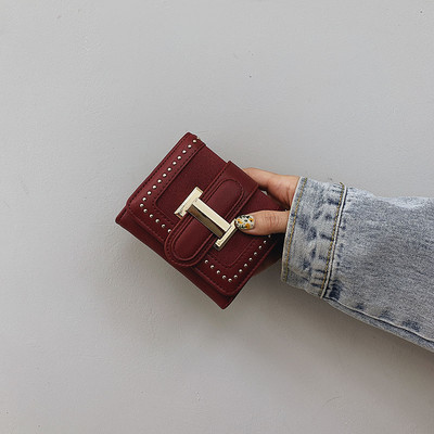 Γυναικείο πορτοφόλι με μεταλλική αγκράφα και τρουξ