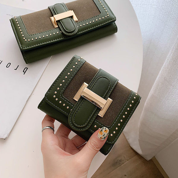 Γυναικείο πορτοφόλι με μεταλλική αγκράφα και τρουξ
