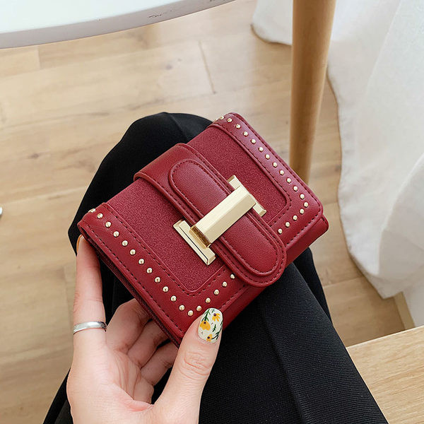 Γυναικείο πορτοφόλι με μεταλλική αγκράφα και τρουξ