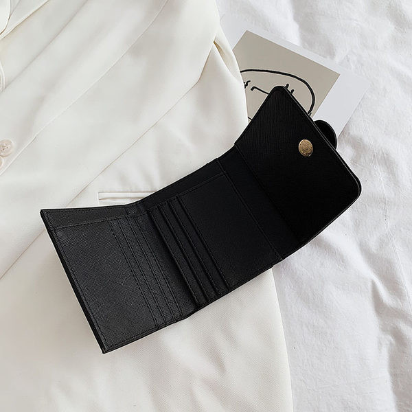 Γυναικείο πορτοφόλι με μεταλλική αγκράφα και τρουξ