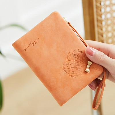 Sieviešu maks ar rokturi un metāla apdari