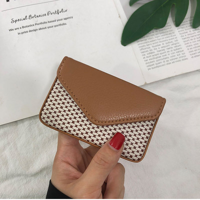 Γυναικείο πορτοφόλι για κάρτες με κούμπωμα