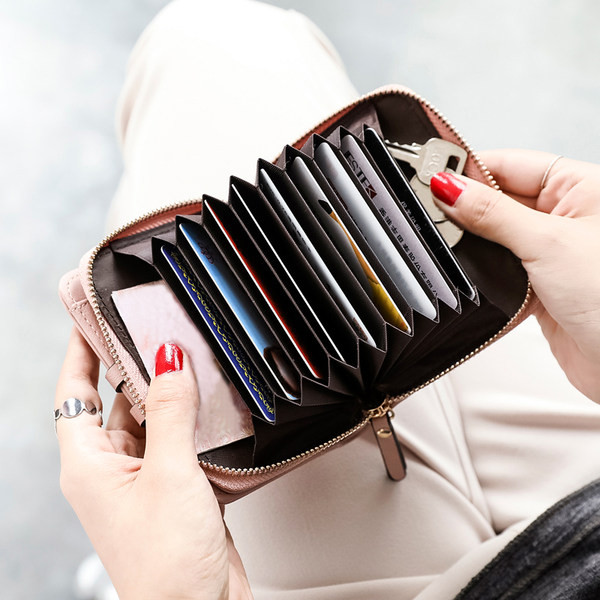 Mazs sieviešu maciņš ar vairākiem nodalījumiem - eko āda